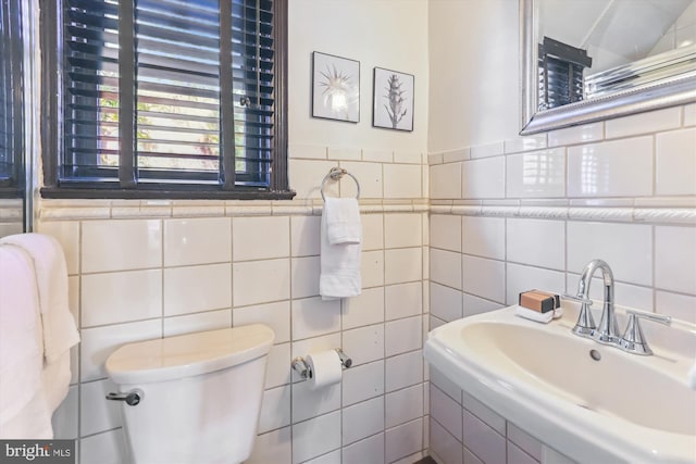 bathroom featuring sink and toilet