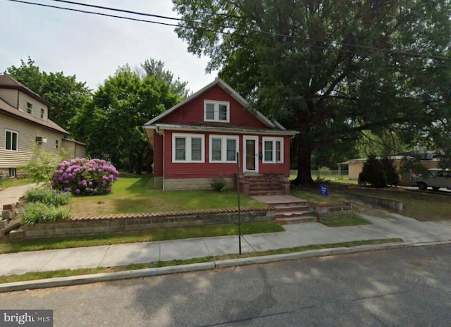 view of front facade with a front lawn