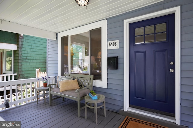 property entrance featuring a porch