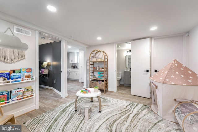 living area with light hardwood / wood-style flooring