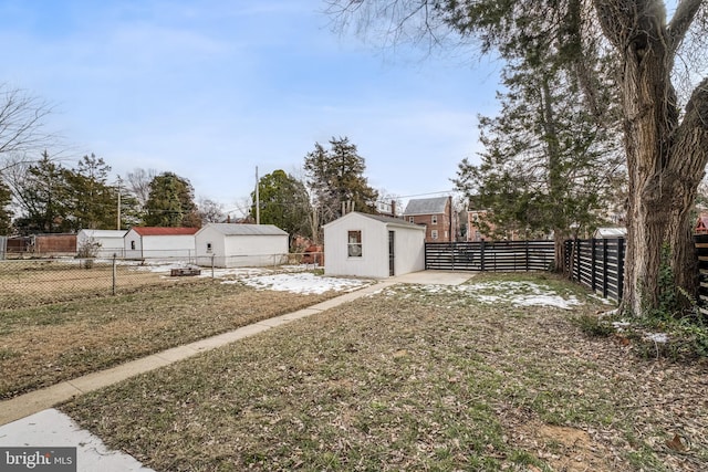 view of yard featuring an outbuilding