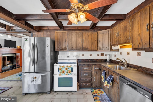 kitchen with sink, stainless steel appliances, and ceiling fan