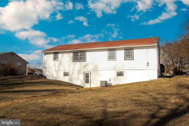 back of house featuring a lawn