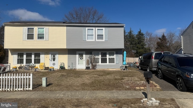 view of front of property featuring a front lawn