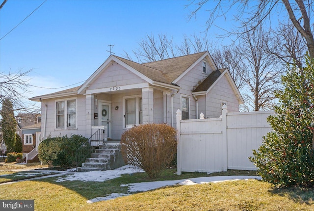 view of front of property featuring a front yard