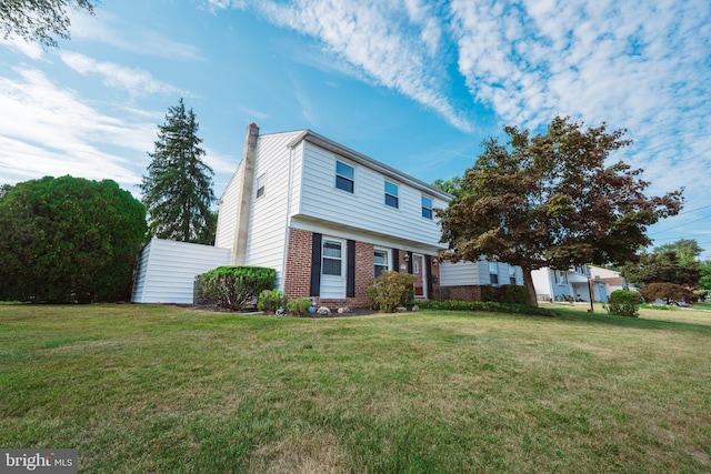 view of front of house with a front lawn