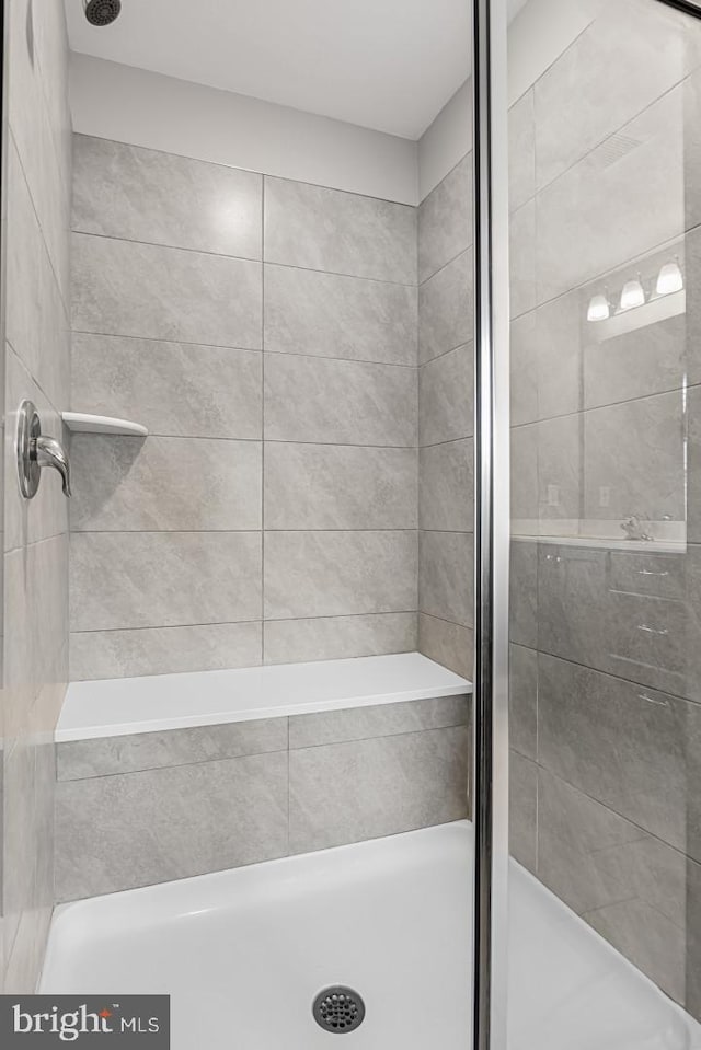 bathroom featuring tiled shower