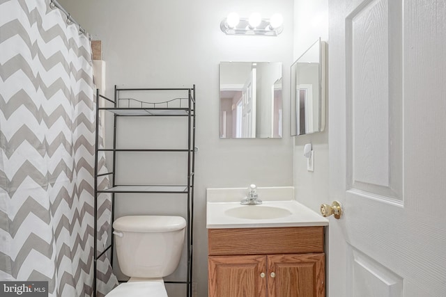 bathroom with a shower with curtain, vanity, and toilet