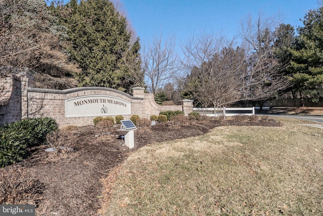 community / neighborhood sign featuring a yard