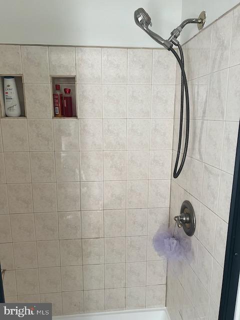 bathroom featuring a tile shower