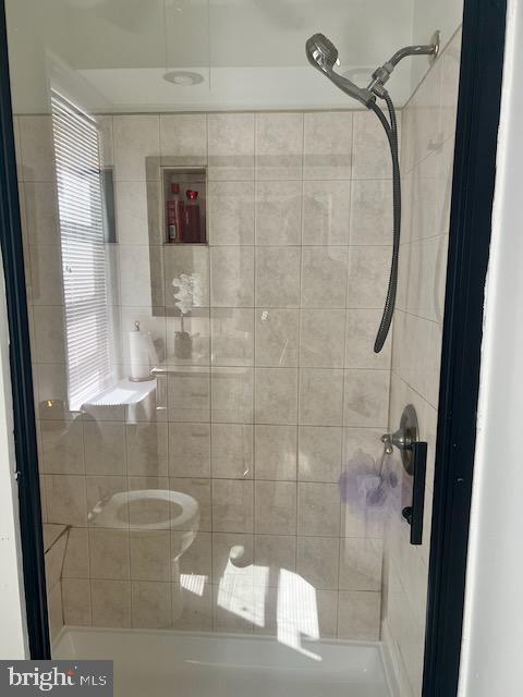 bathroom featuring a tile shower