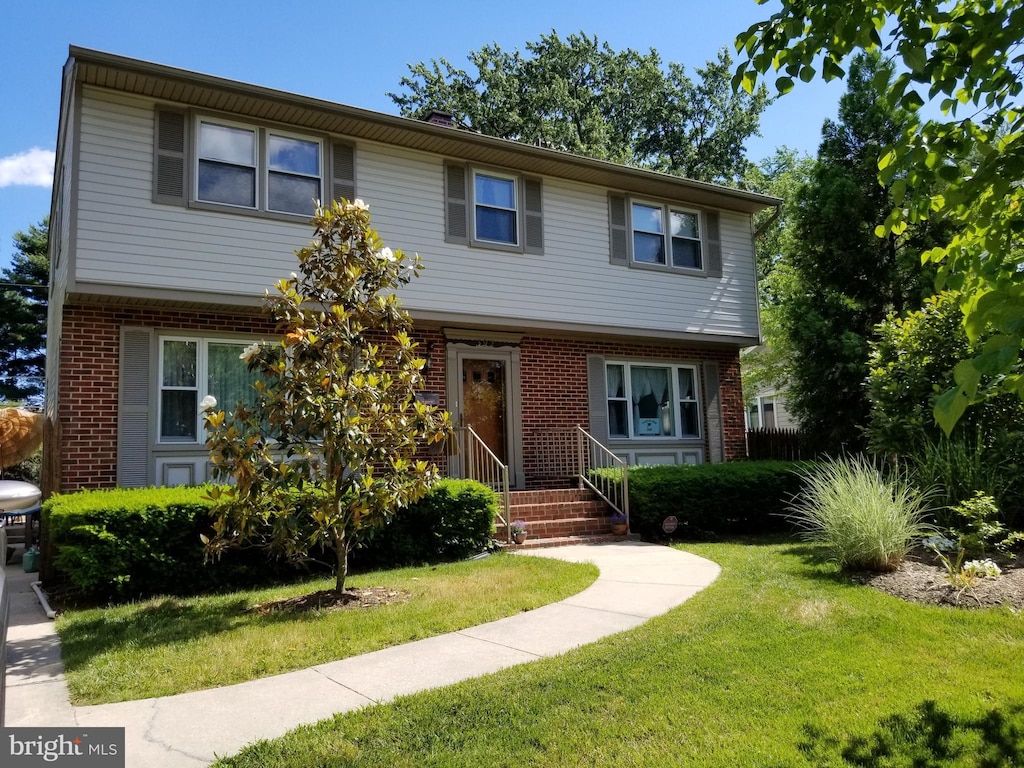 view of front of property with a front lawn