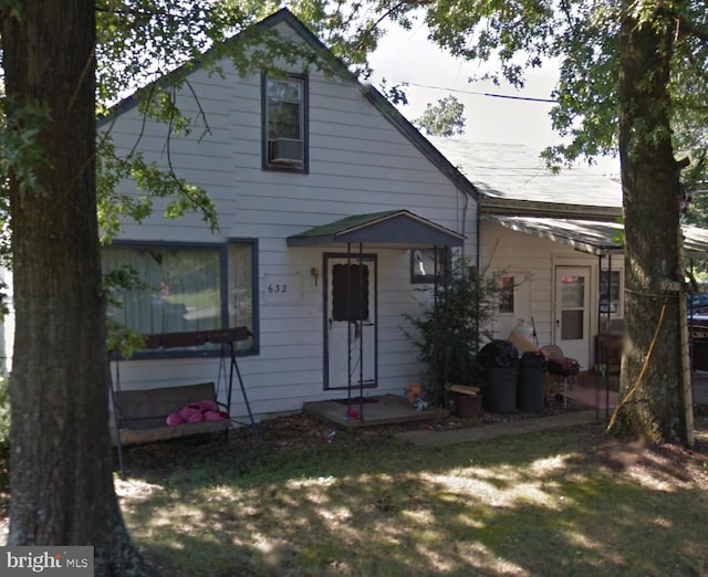 bungalow featuring a front yard