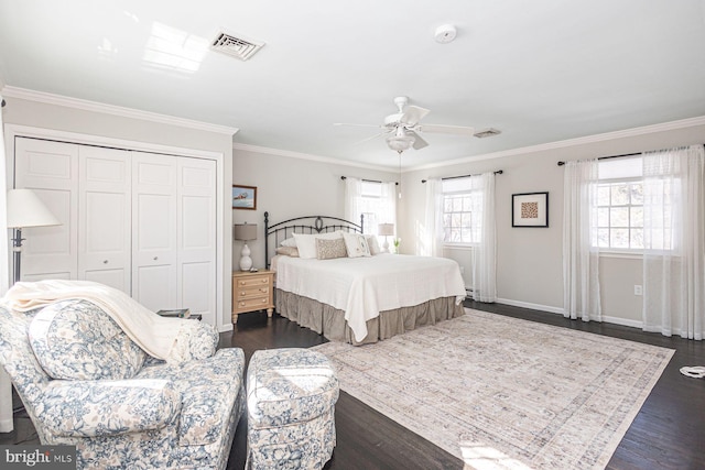 bedroom with ceiling fan, ornamental molding, dark hardwood / wood-style floors, and a closet