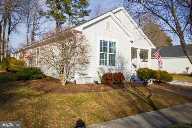 view of front of house featuring a front yard