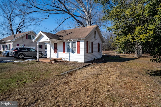 view of front of home featuring a front lawn