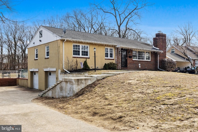 view of front facade featuring a garage