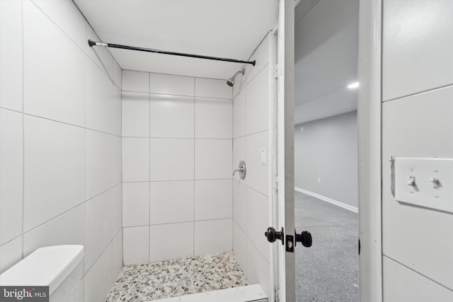 bathroom featuring tiled shower