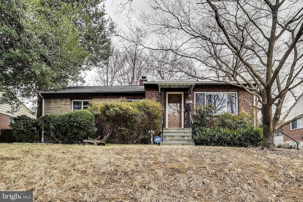 view of front of property with a front yard