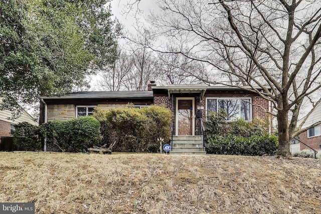 view of front of property with a front yard