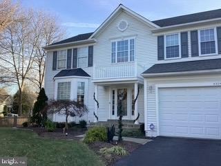 view of front facade featuring a garage and driveway