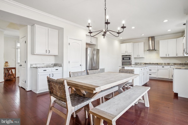 dining area featuring crown molding, dark hardwood / wood-style floors, sink, and a chandelier