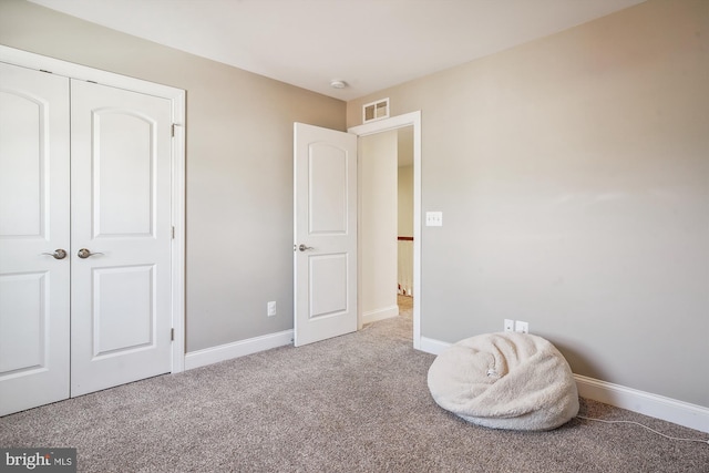 sitting room with carpet flooring