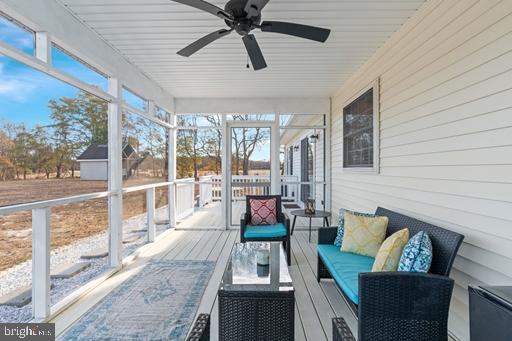 sunroom with ceiling fan