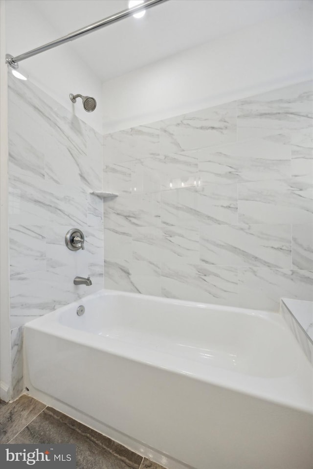 bathroom featuring tiled shower / bath