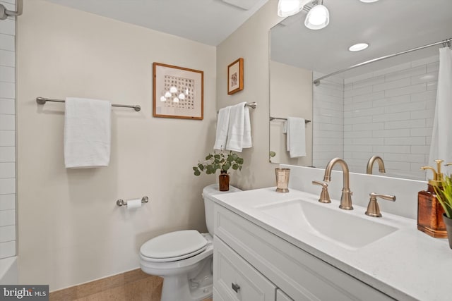 bathroom with a shower with curtain, vanity, and toilet