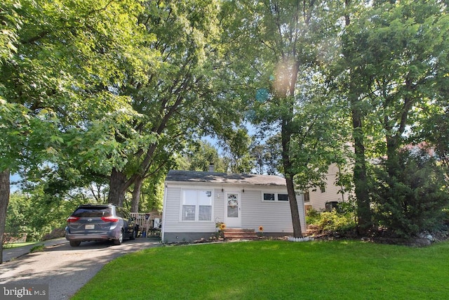 view of front of property featuring a front lawn