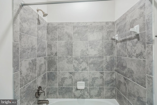 bathroom with tiled shower / bath combo