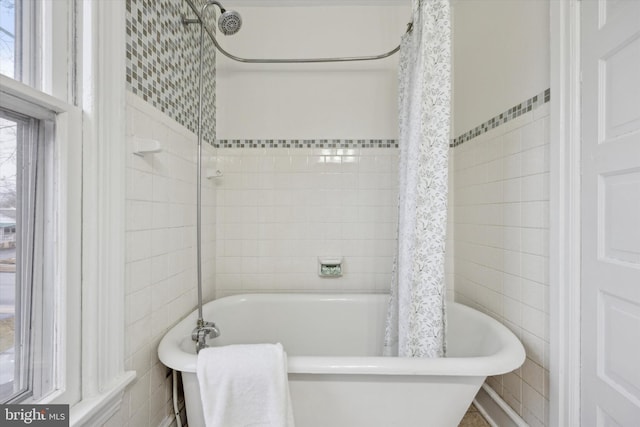 bathroom featuring tile walls