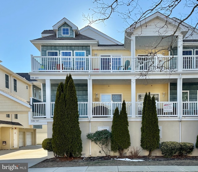 view of front of property featuring a balcony