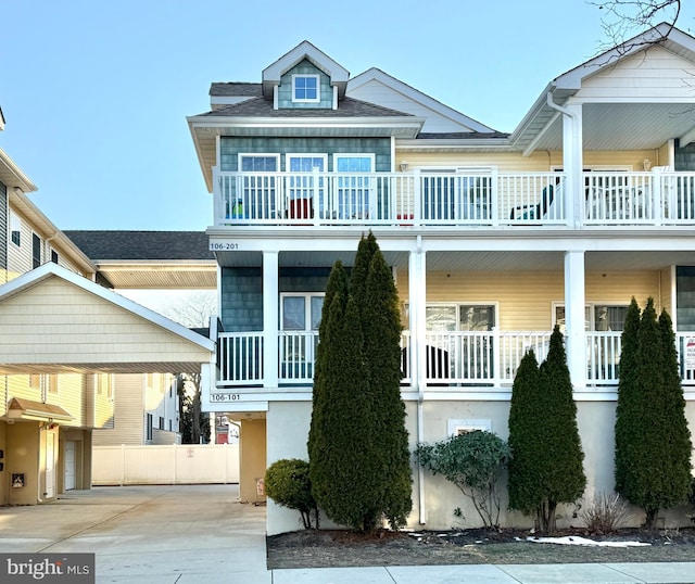 view of front of home featuring a balcony