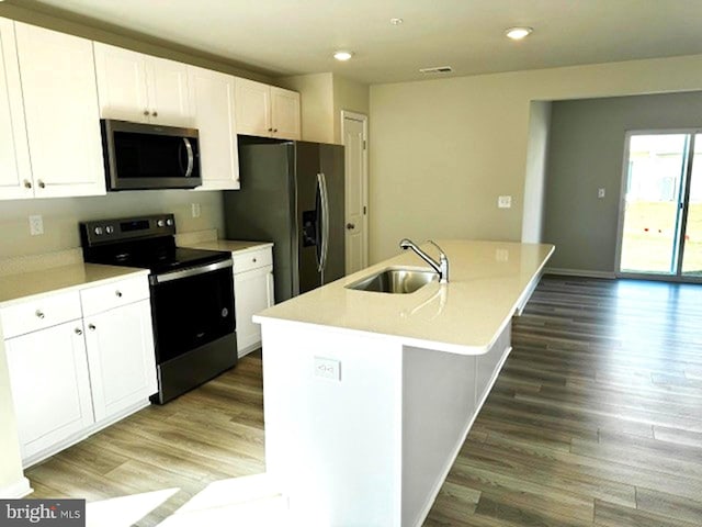 kitchen with sink, appliances with stainless steel finishes, a kitchen island with sink, white cabinetry, and dark hardwood / wood-style flooring