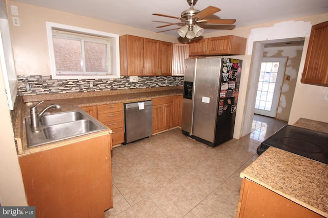 kitchen with stainless steel appliances, tasteful backsplash, sink, and ceiling fan