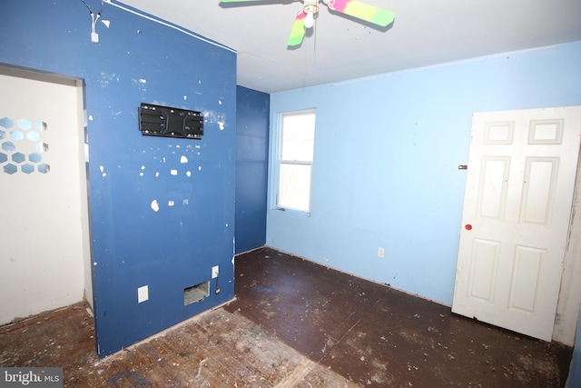 empty room featuring ceiling fan