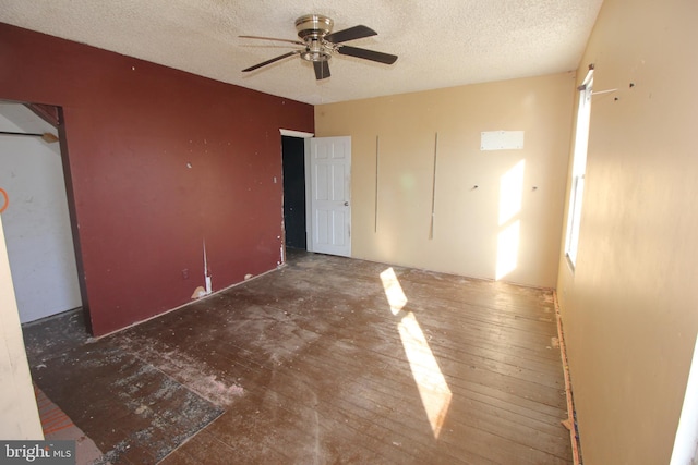 unfurnished bedroom with ceiling fan and a textured ceiling