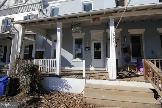 doorway to property with covered porch