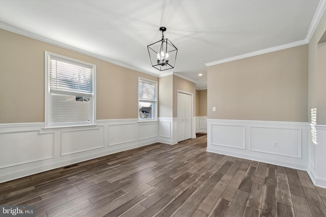 unfurnished room featuring ornamental molding, dark hardwood / wood-style flooring, and a chandelier