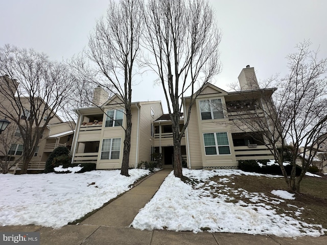 view of front facade featuring a balcony