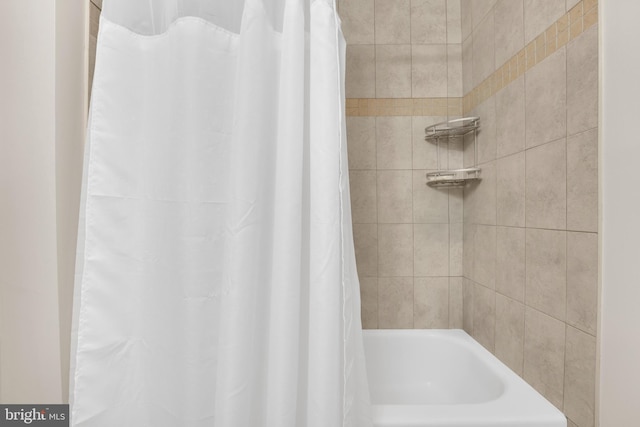 bathroom featuring shower / bath combo