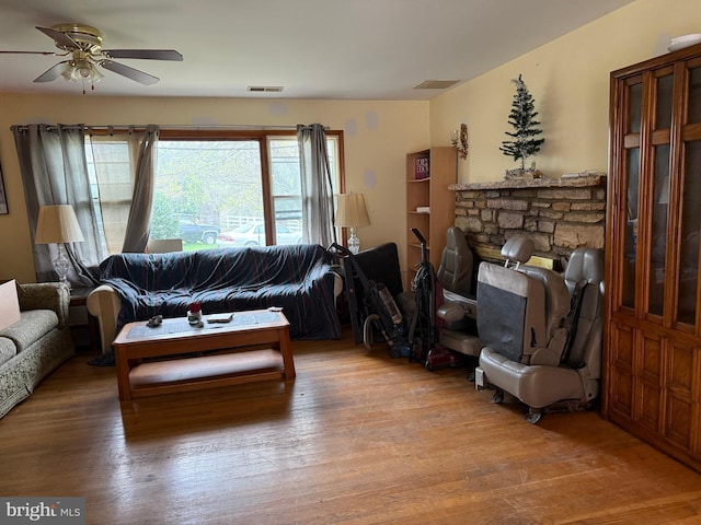 living area featuring visible vents, light wood-style flooring, and ceiling fan