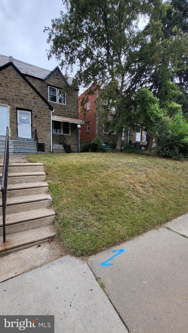 view of front of property featuring a front yard