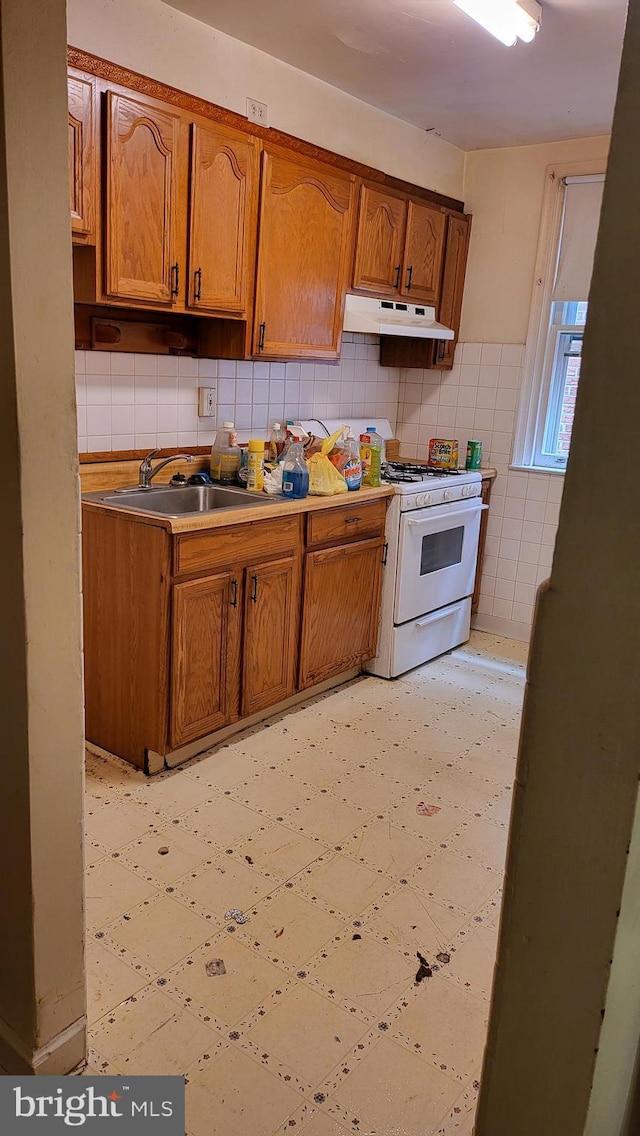 kitchen with sink and white gas range oven