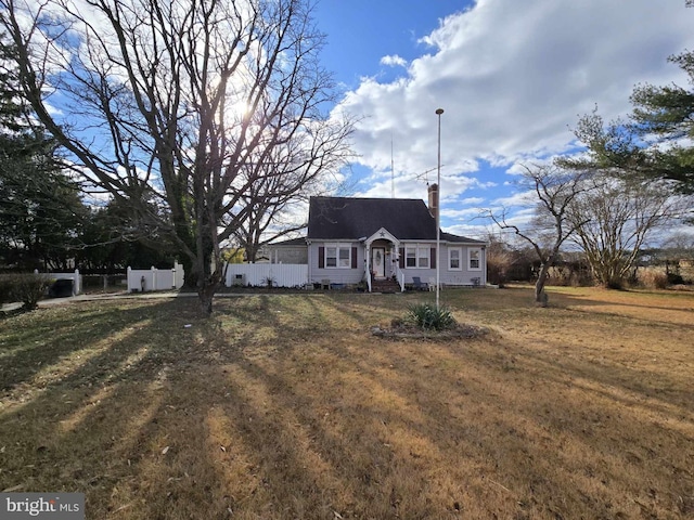 new england style home with a front lawn