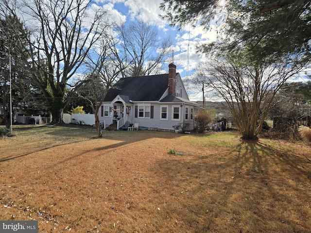 view of front facade featuring a front lawn