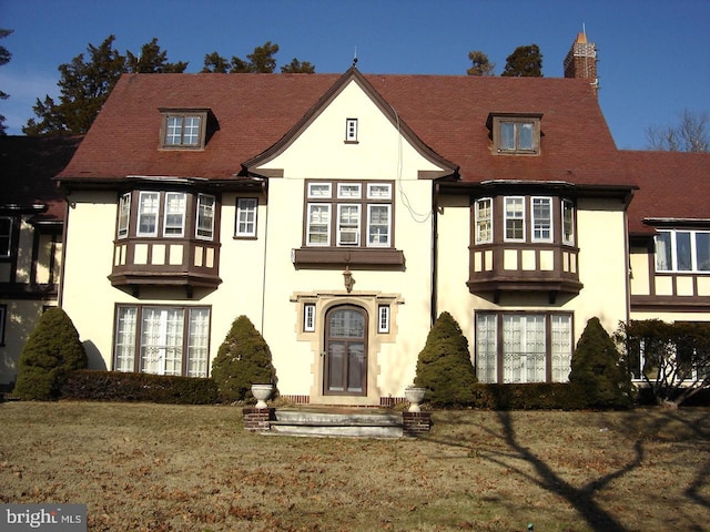 view of front of house with a front lawn