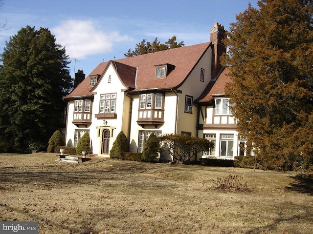 view of front of house featuring a front yard